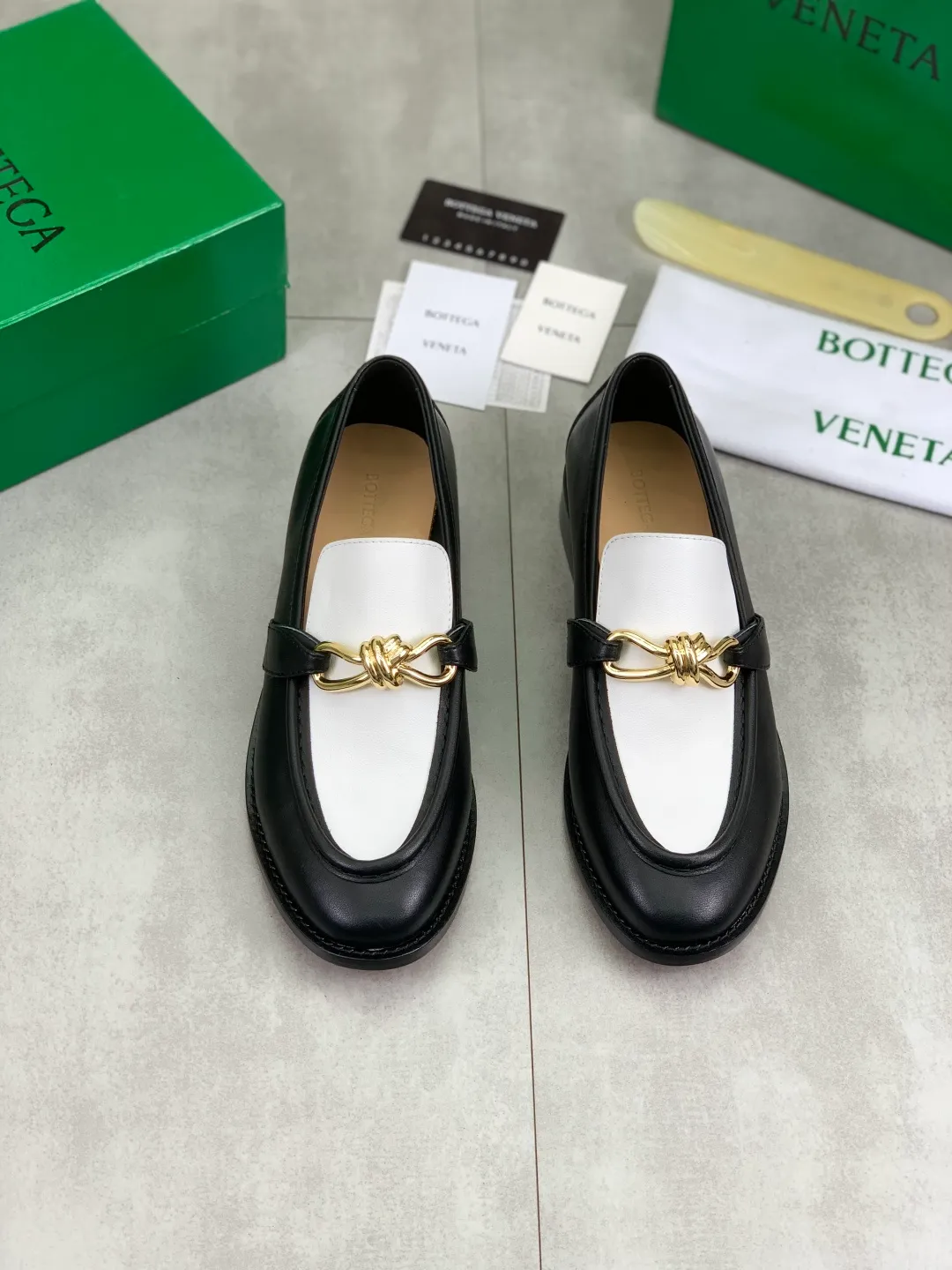 Men's shoes 💰P820 [New model] (genuine leather outsole) water-dyed cow lining 💰High-quality business couple leather shoes 💎💎💎 BOTTEGA VENETA official website synchronizes the latest top version of BV in the market, accept material comparison, shoe type comparison, process comparison, practical and textured, versatile and suitable for any occasion, the more you look at it, the more flavorful it becomes. Purely hand-knitted craftsmanship - Upper material, calfskin imported from Italy 🇮🇹 - High-quality water-dyed cowhide lining - Original private model customized leather outsole -Size: Female 35-39 (40 ordered) Male 39-44 (38 45 can be customized) Color: Multiple colors available